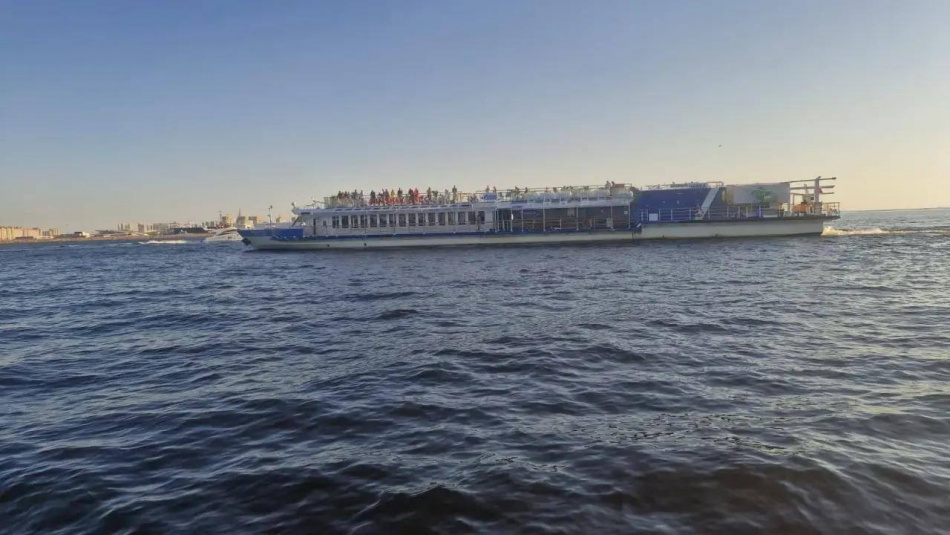 Судно с туристами застряло на мели у Лахта Центра в Петербурге